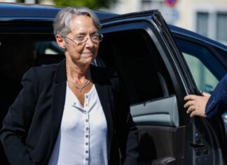 Elisabeth Borne defends her government and promises not to lie to the French
