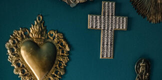 Ex-voto, crosses and other knick-knacks… decoration rediscovers faith
