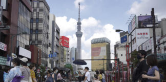 Japan gradually reopens to tourists