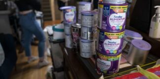 In the United States, the shortage of baby milk turns into a political crisis