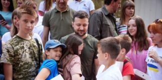 Ukraine: Zelensky visits his troops on the front line in Donbass