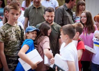 Ukraine: Zelensky visits his troops on the front line in Donbass