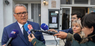 Richard Ferrand took a jacket, maybe that’s a detail for you…