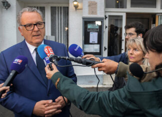 Richard Ferrand took a jacket, maybe that’s a detail for you…