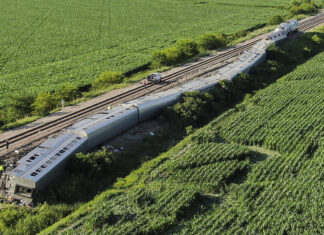 Three dead in US train derailment