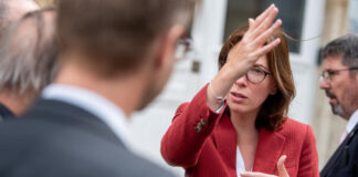 Legislative 2022: in Essonne, Amélie de Montchalin claims a “field campaign”