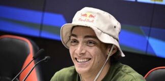 With a jump of 6.16m, Swedish pole vaulter Armand Duplantis breaks the outdoor record