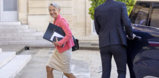 What prompted Elisabeth Borne to give up a vote of confidence in the National Assembly