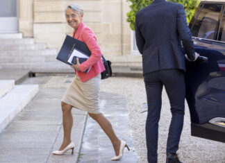 What prompted Elisabeth Borne to give up a vote of confidence in the National Assembly