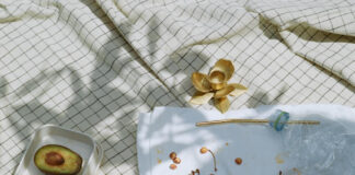 The picnic, a theater of food and gestures