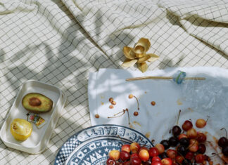 The picnic, a theater of food and gestures