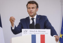 Emmanuel Macron urges the armies to develop the Universal National Service