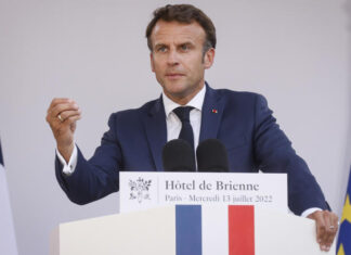 Emmanuel Macron urges the armies to develop the Universal National Service