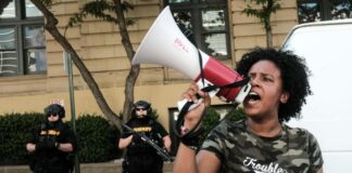 United States: protests after the video of a black man riddled with bullets by the police, in Akron