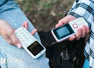 Adults and teens pick dumbphones to curb social media addiction adults-and-teens-pick-dumbphones-to-curb-social-media-addiction