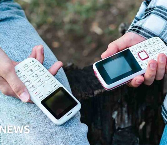 Adults and teens pick dumbphones to curb social media addiction adults-and-teens-pick-dumbphones-to-curb-social-media-addiction